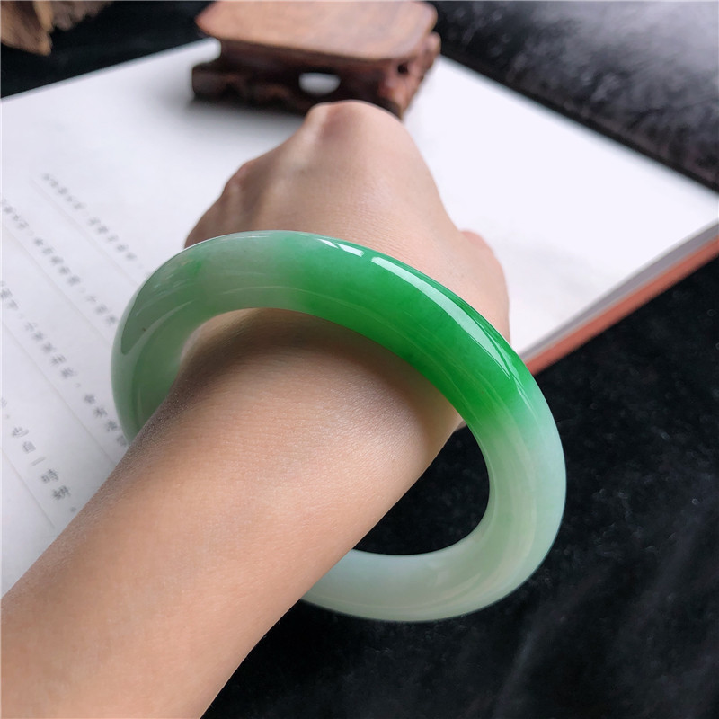 Natürliches burmesisches Jadei – Bracelets Bewertung und Preis
